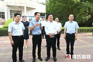 小里：我们不像电视上那些人否定哈登 他是历史最佳进攻球员之一